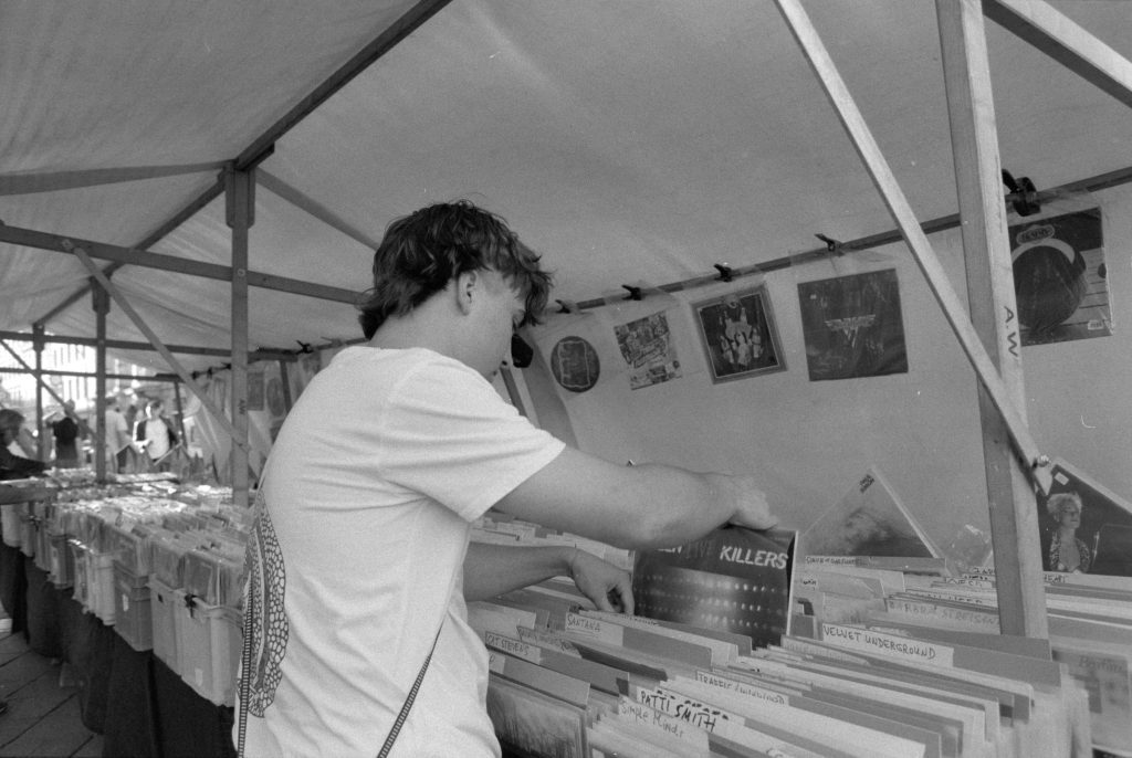 Analoge Aufnahme, junger Mann mit Musikplatten