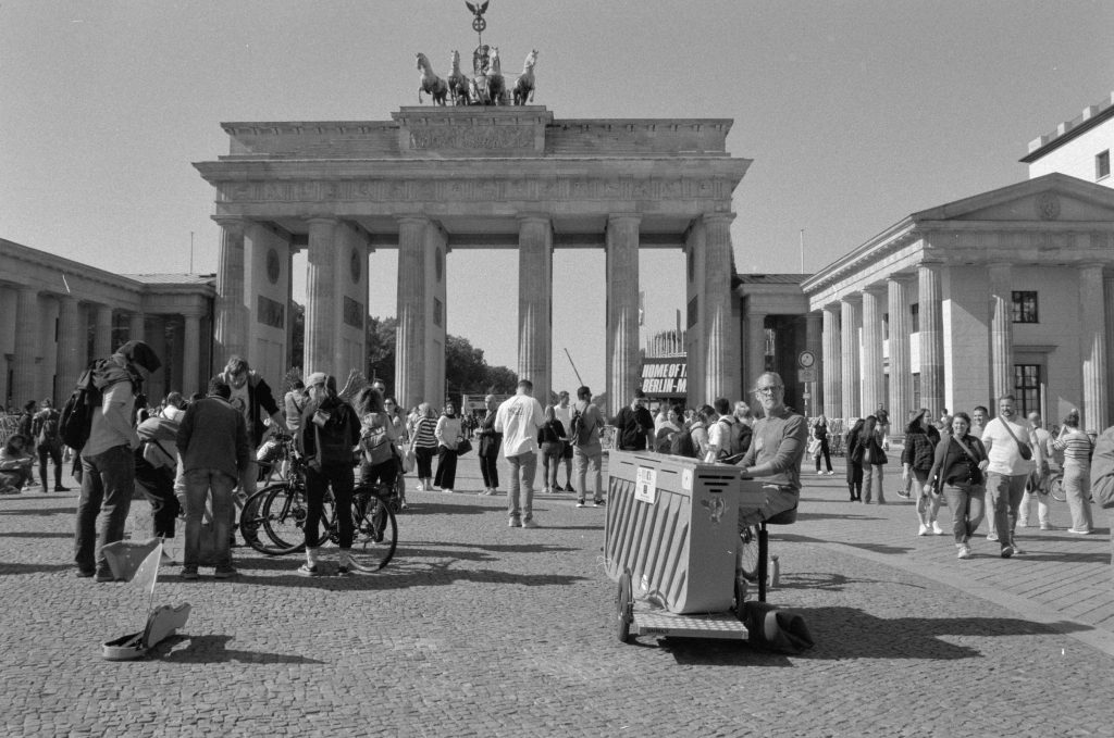 Analoge Aufnahme, Pianist vor dem Brandenburger Tor